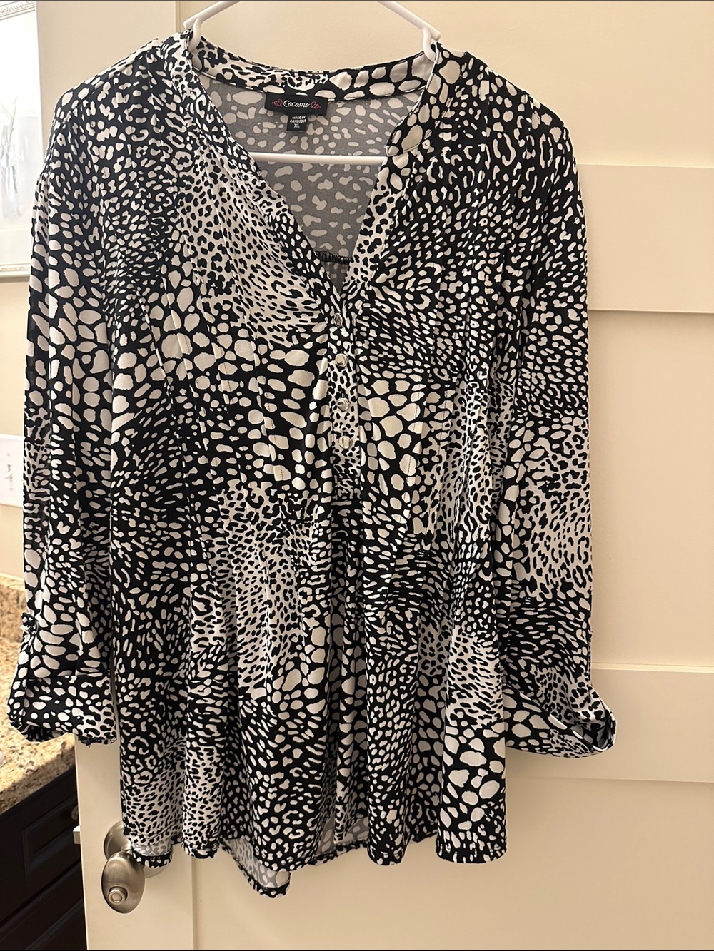 Cocomo Black & White Abstract Gathered V-Neck Tunic Blouse